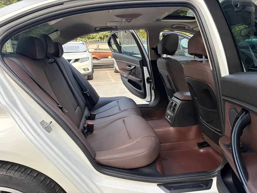 BMW 3 Series 2018 — фото 14