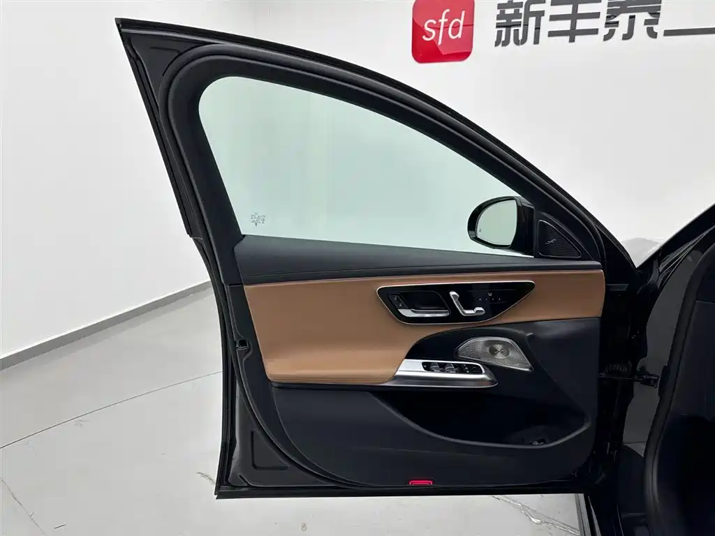 Mercedes-Benz E-Class 2025 — фото 8