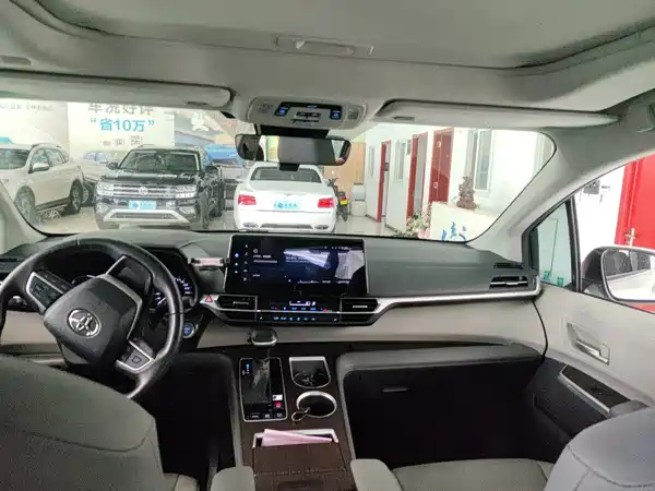 Toyota Granvia 2023