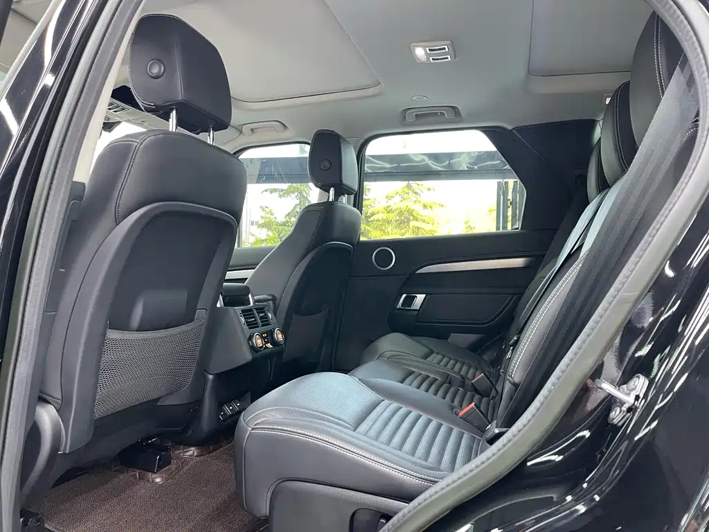 Land Rover Discovery 2023 — фото 17