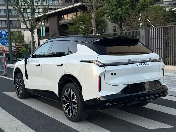 Lynk & Co 08 EM-P 2025