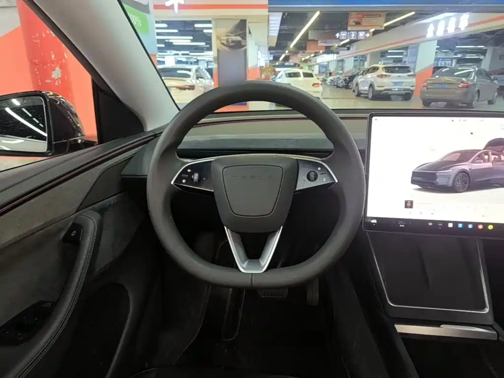 Tesla Model Y 2025 — фото 11