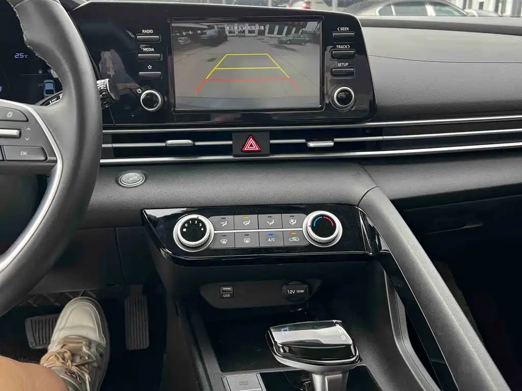 Hyundai Elantra 2023 — фото 11