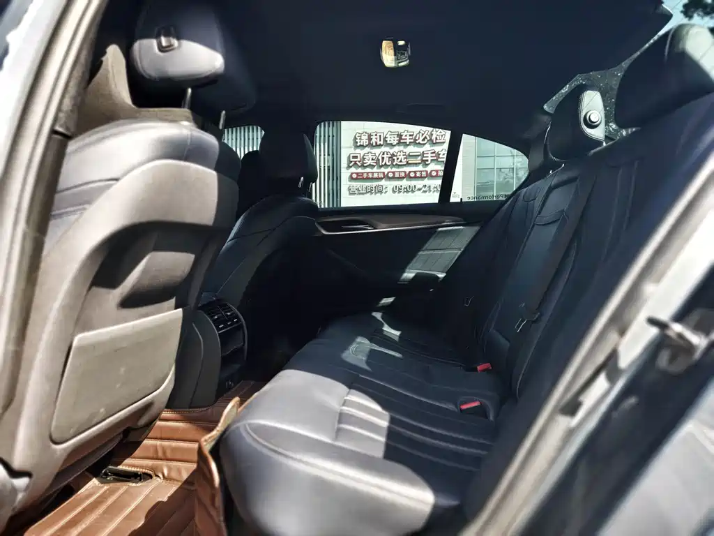BMW 5 Series 2018 — фото 9