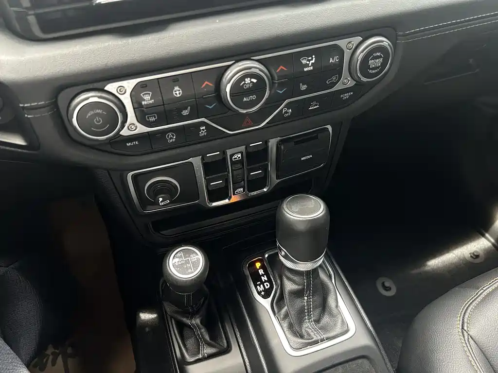 Jeep Wrangler 2025 — фото 11