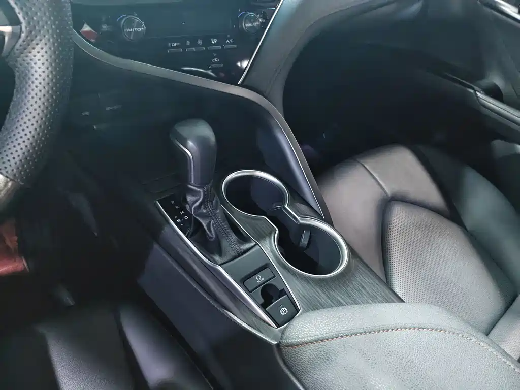 Toyota Camry 2023 — фото 8