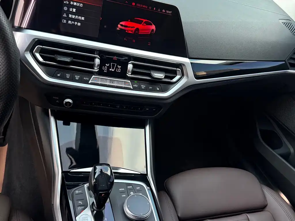BMW 3 Series 2019 — фото 25