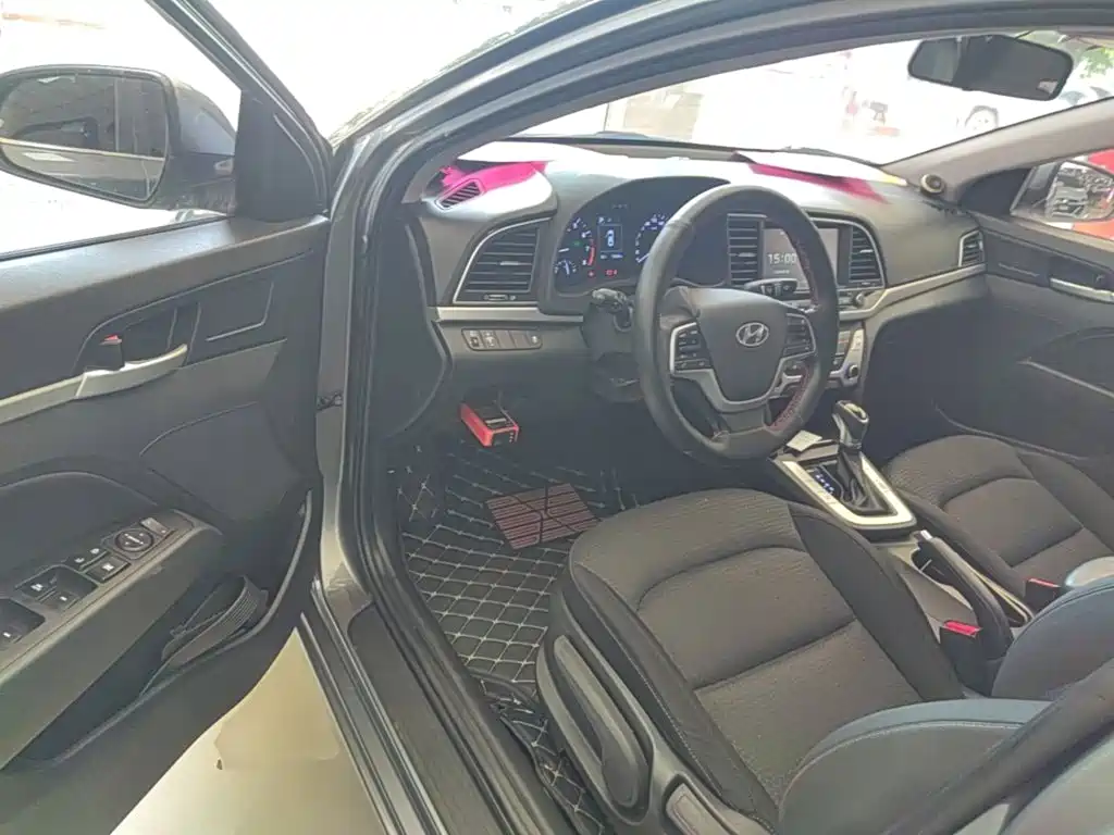 Hyundai Elantra 2019 — фото 16