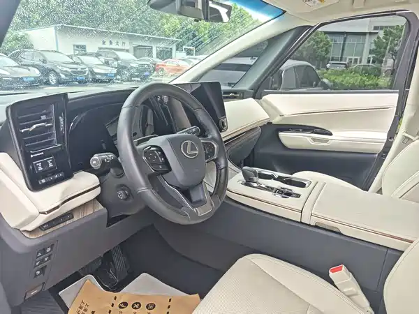 Lexus LM 2025