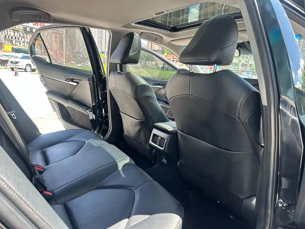 Toyota Camry 2023 — фото 10
