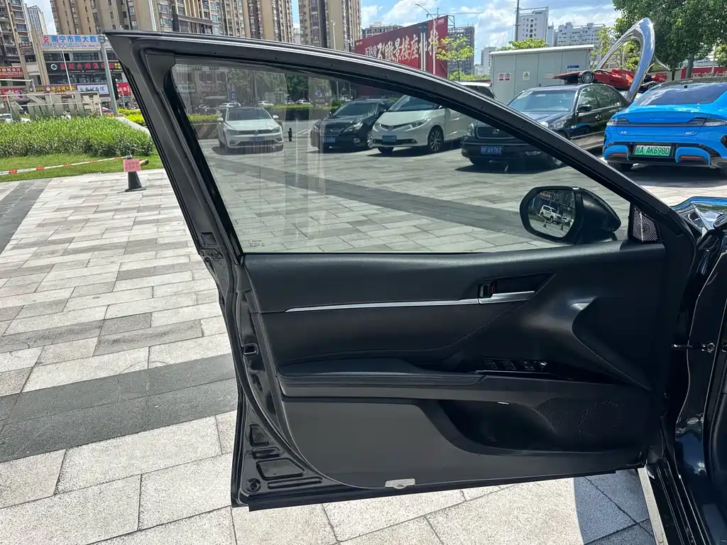 Toyota Camry 2023 — фото 18