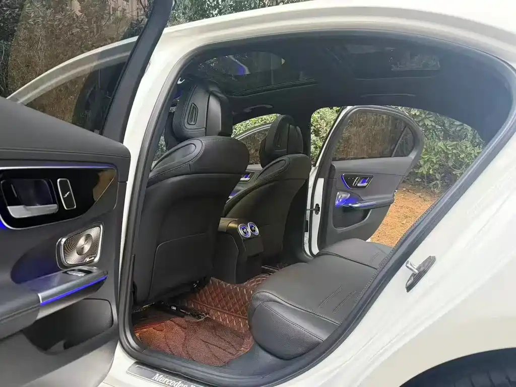 Mercedes-Benz C-Class 2025 — фото 3