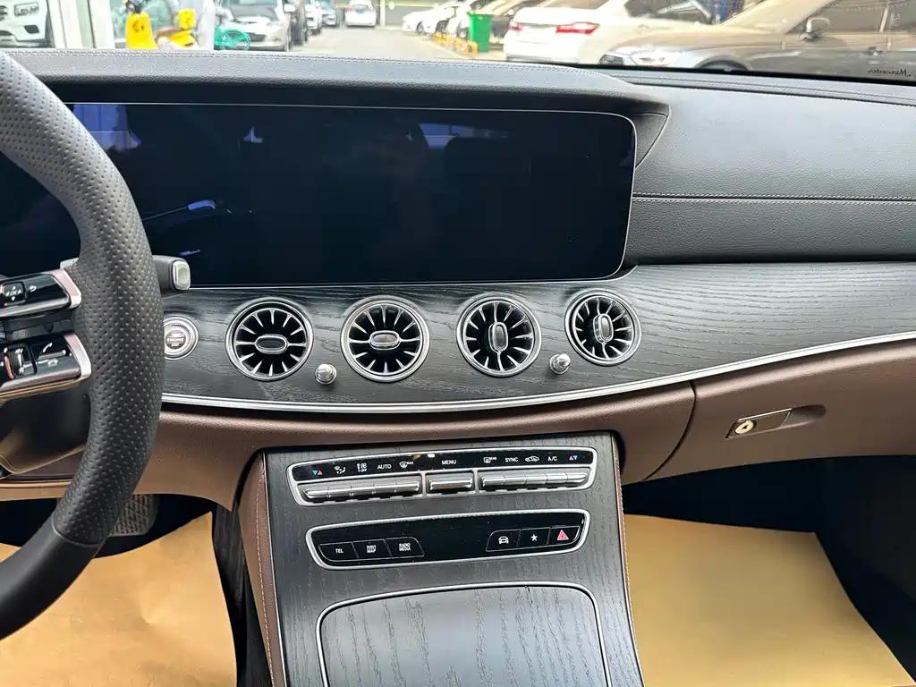 Mercedes-Benz E-Class 2023 — фото 13
