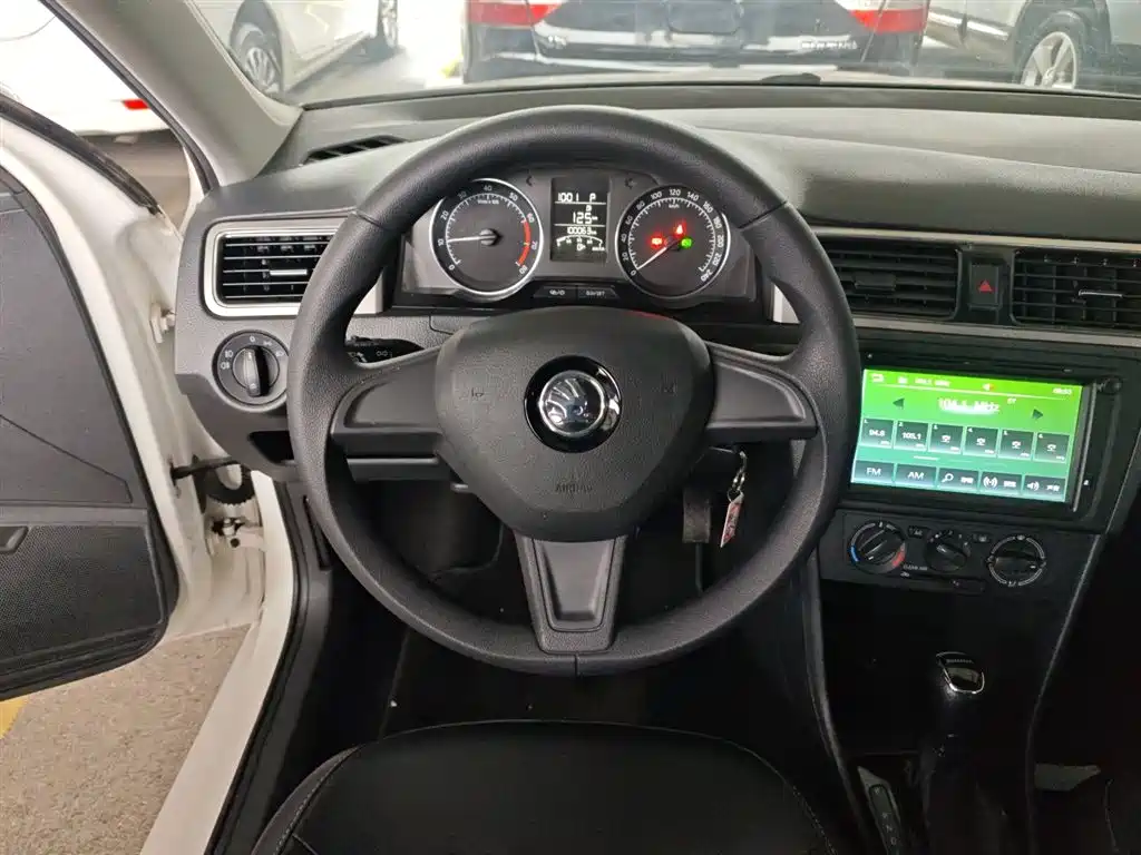 Skoda Rapid Spaceback 2017 — фото 11