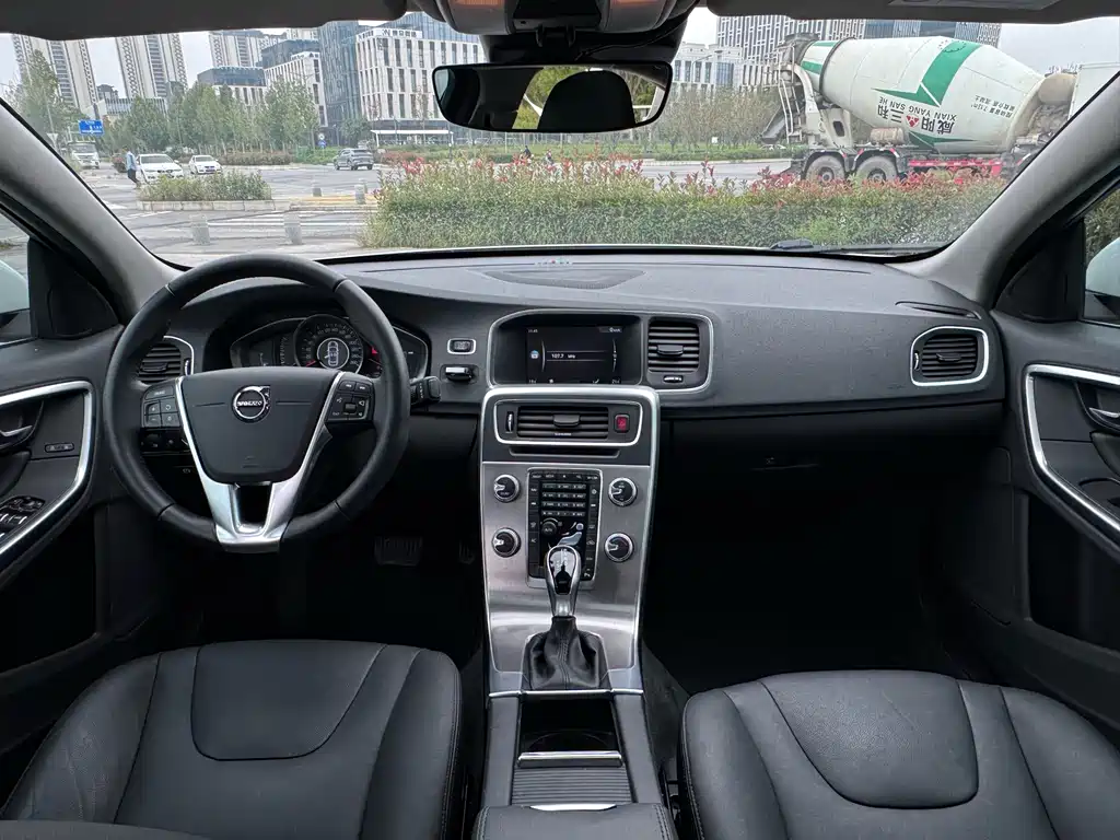 Volvo S60 2018 — фото 15