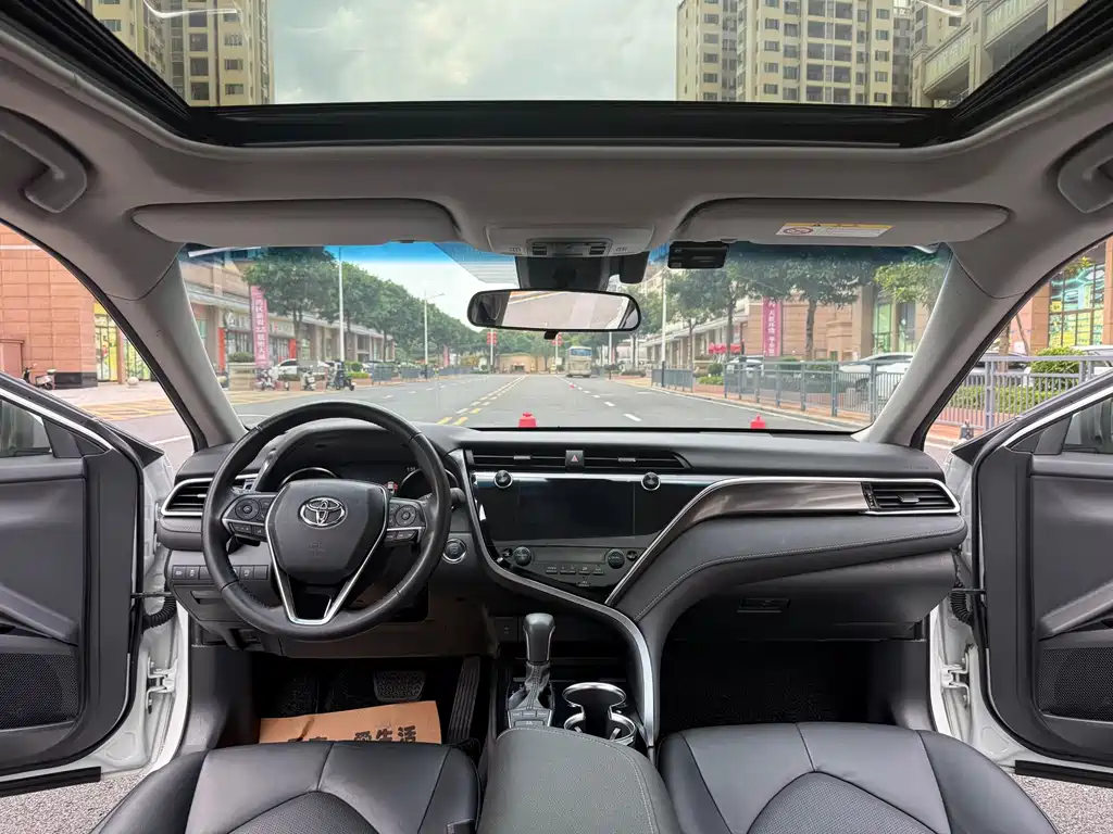 Toyota Camry 2020 — фото 7