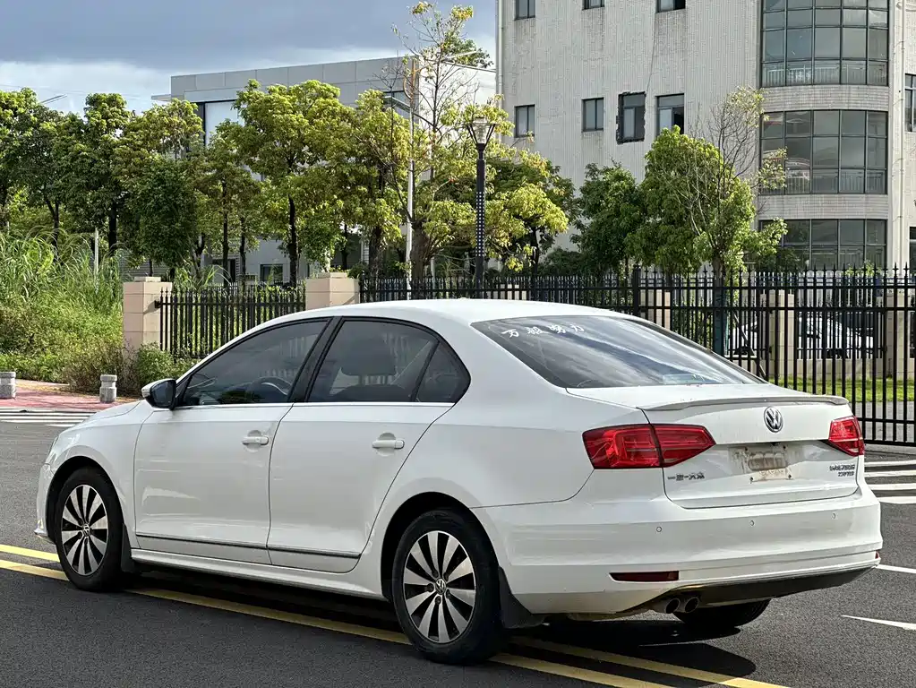 Volkswagen Sagitar 2015