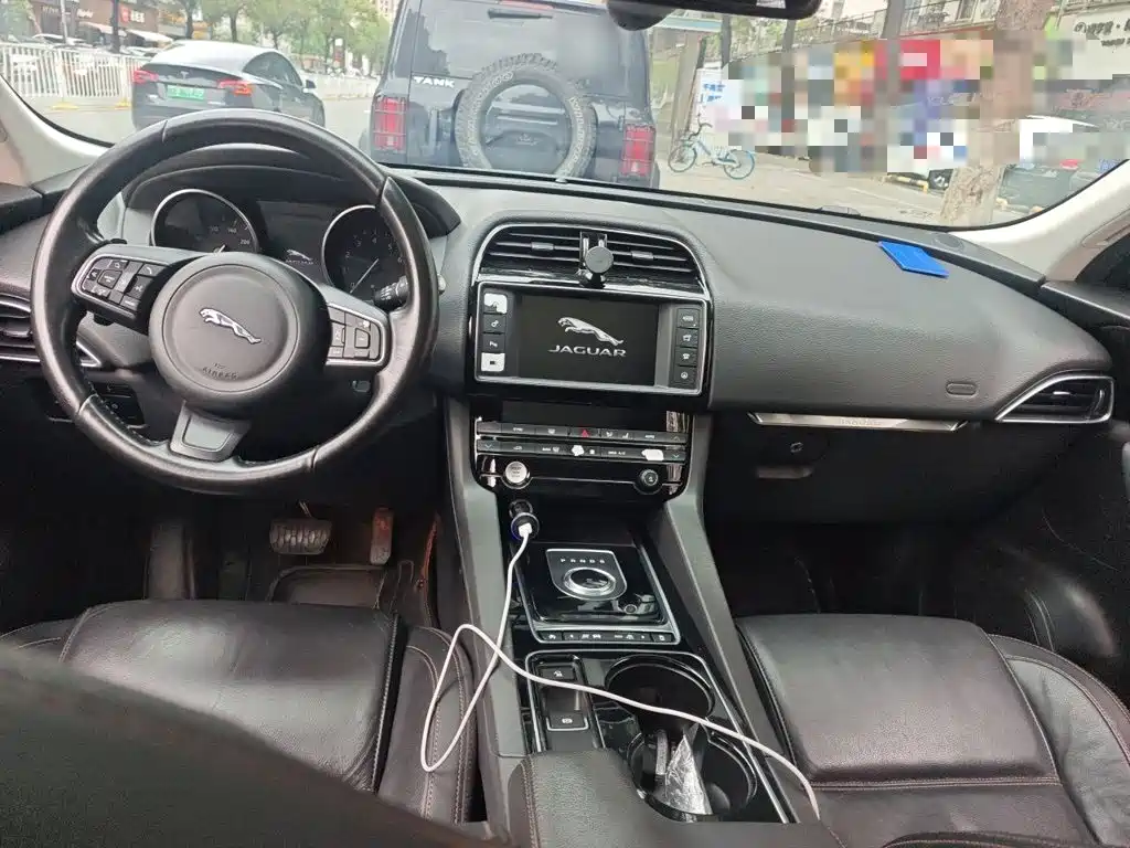 Jaguar F-PACE 2017 — фото 13