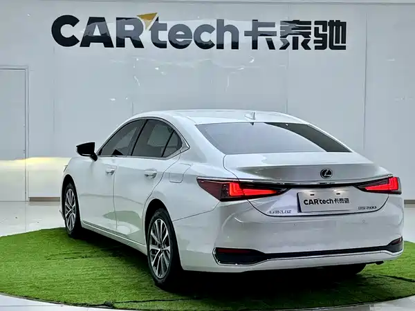 Lexus ES 2023