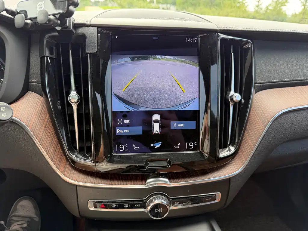 Volvo XC60 2021 — фото 13