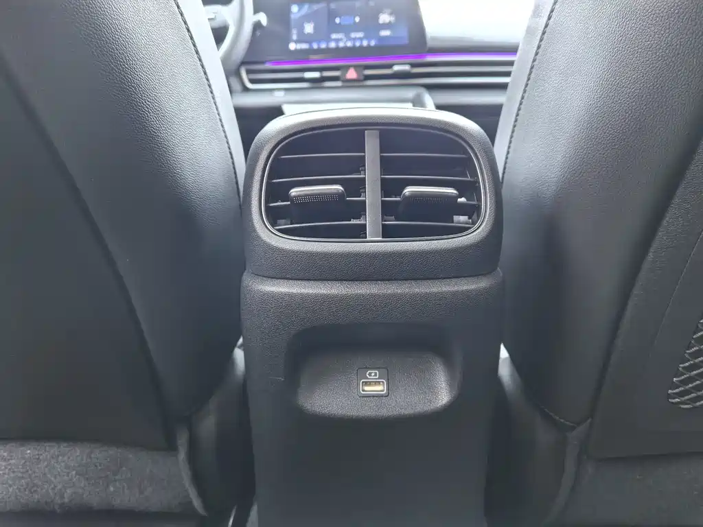 Hyundai Elantra 2023 — фото 18