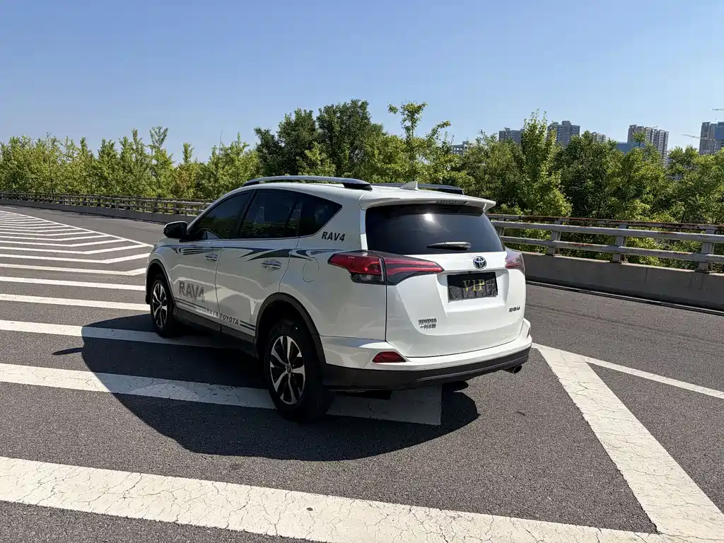 Toyota RAV4 2018 — фото 8