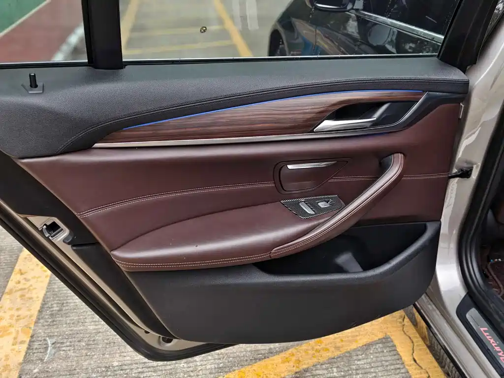 BMW 5 Series 2018 — фото 15