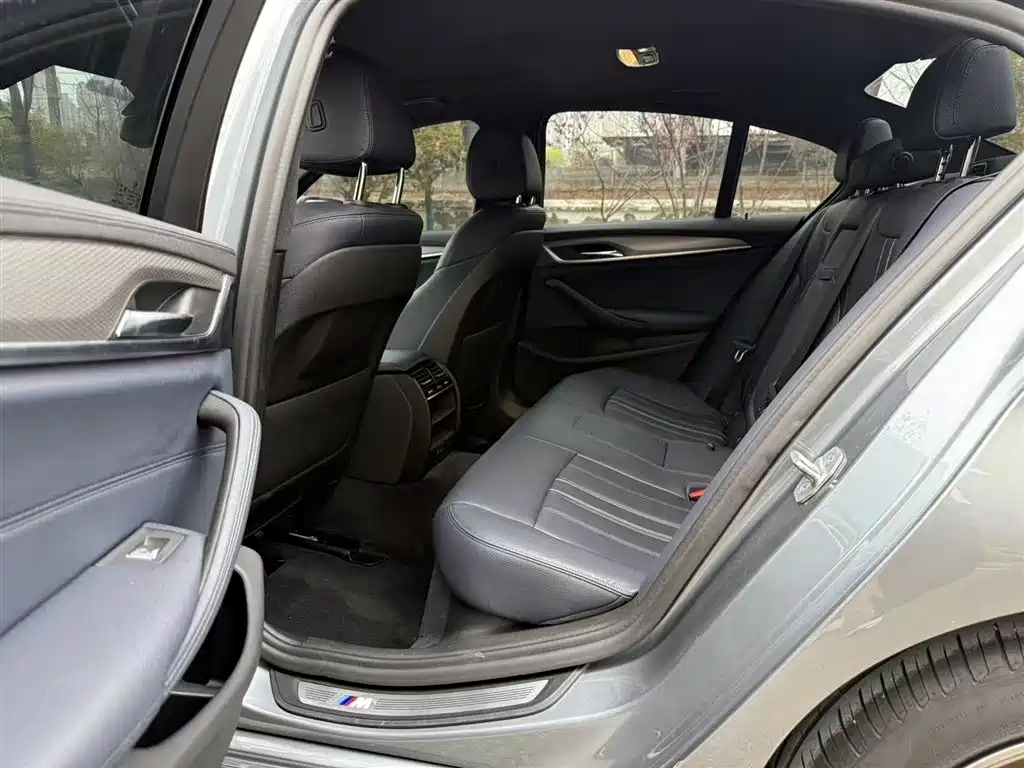 BMW 5 Series 2019 — фото 15