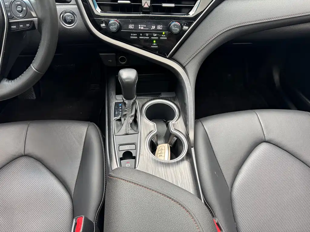 Toyota Camry 2023 — фото 11