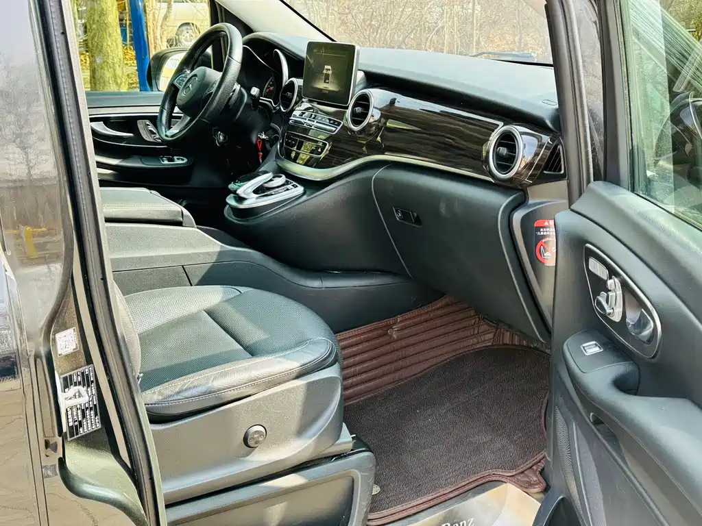 Mercedes-Benz V-Class 2018 — фото 21