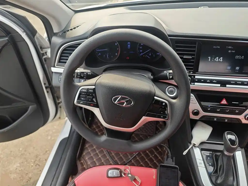 Hyundai Elantra 2016 — фото 7