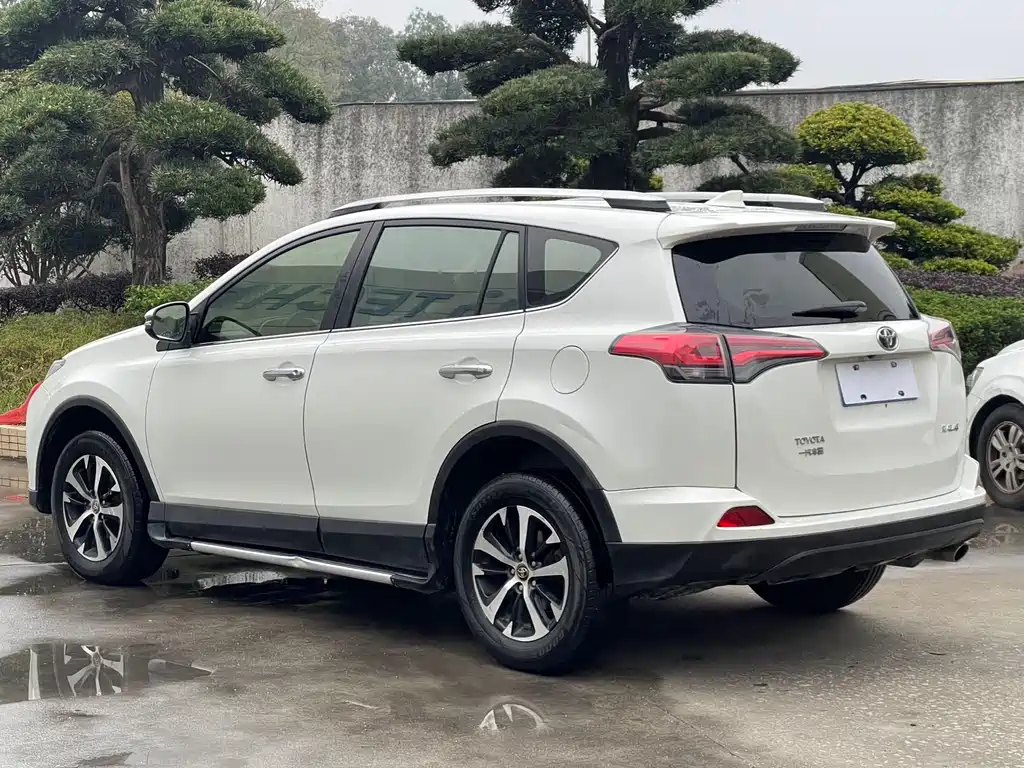 Toyota RAV4 2017 — фото 3