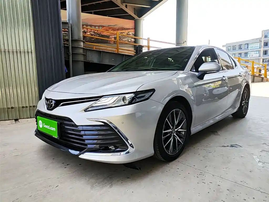 Toyota Camry 2022 — фото 2