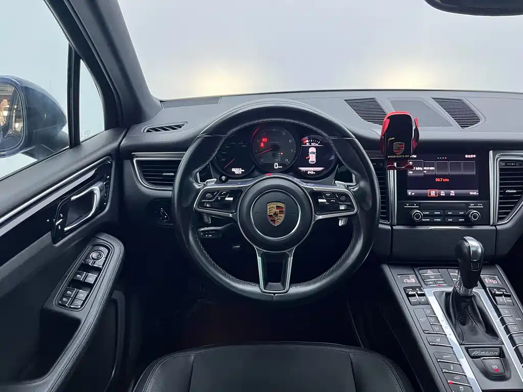 Porsche Macan 2017 — фото 16