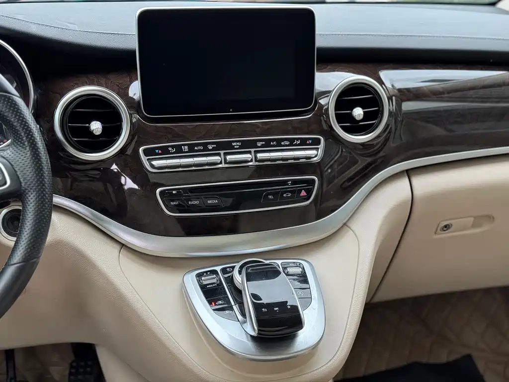 Mercedes-Benz V-Class 2017 — фото 12