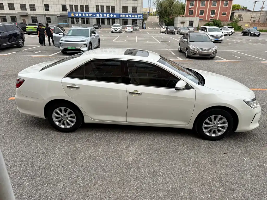 Toyota Camry 2015 — фото 10