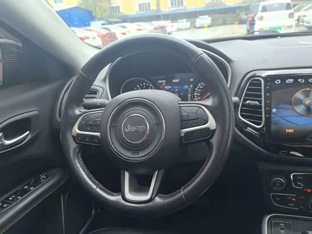 Jeep Compass 2017 — фото 11