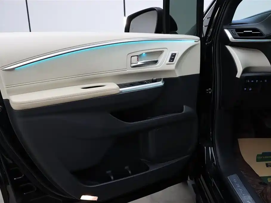 Toyota Granvia 2023 — фото 10