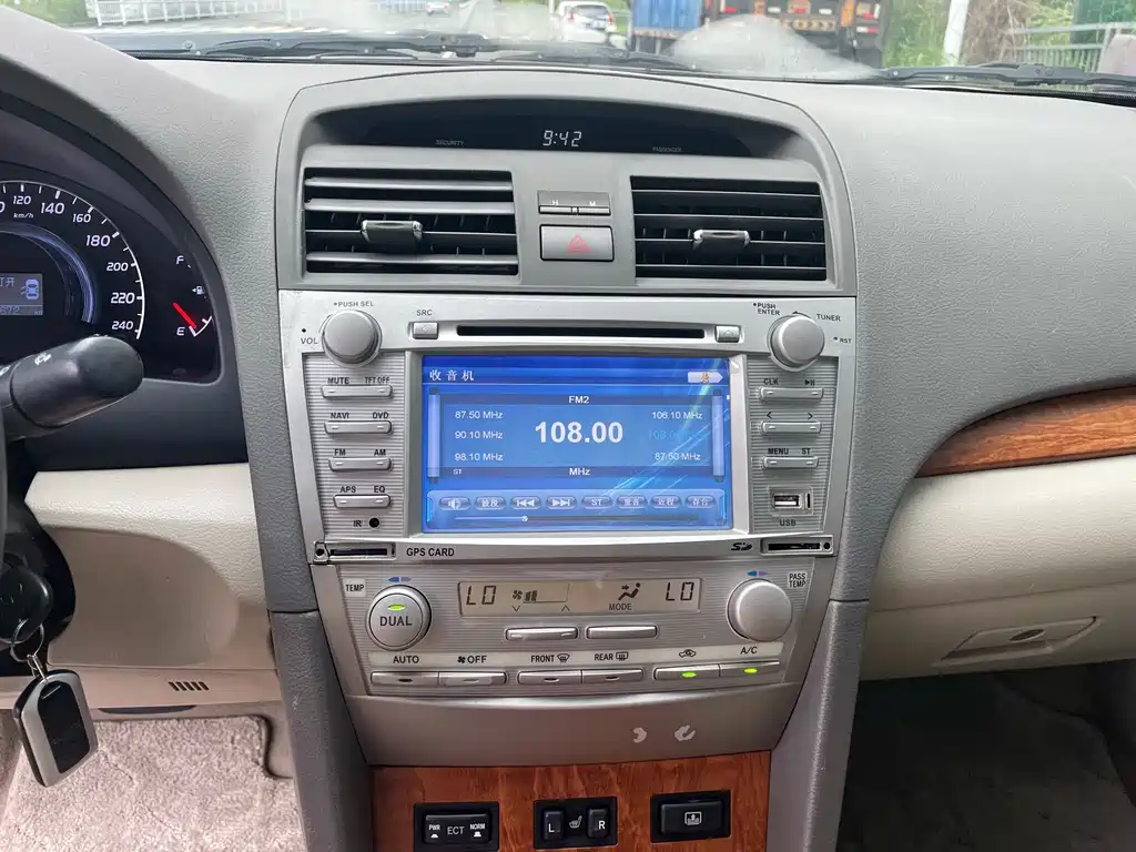 Toyota Camry 2010 — фото 20
