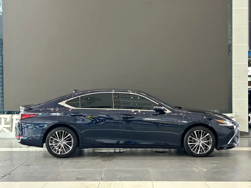 Lexus ES 2024