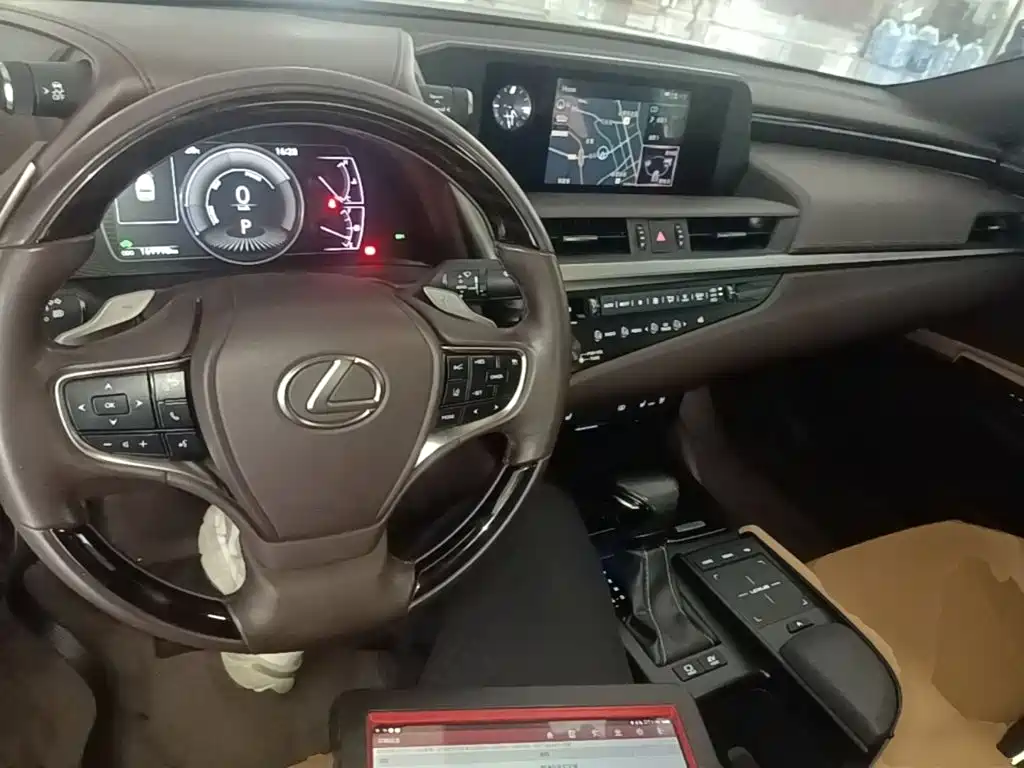 Lexus ES 2018 — фото 10