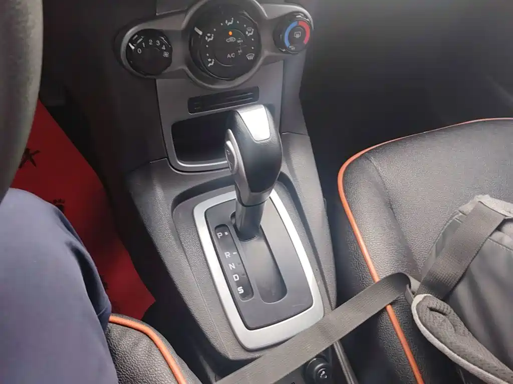 Ford Fiesta 2015 — фото 14