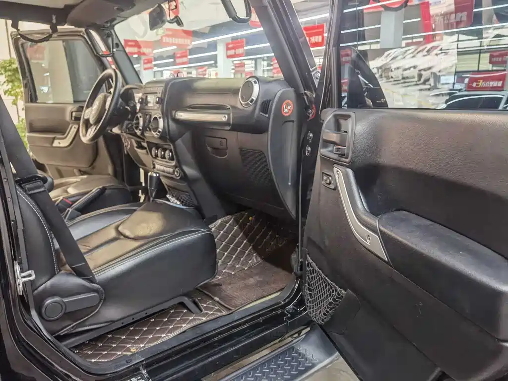 Jeep Wrangler 2016 — фото 13