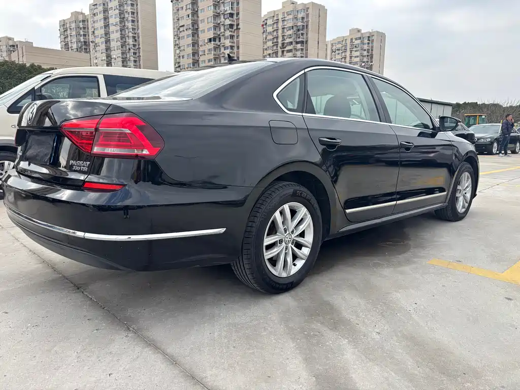 Volkswagen Passat 2017 — фото 8