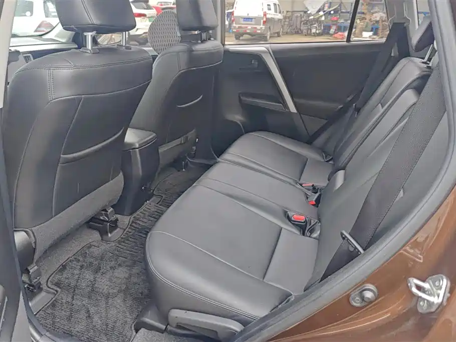Toyota RAV4 2018 — фото 11