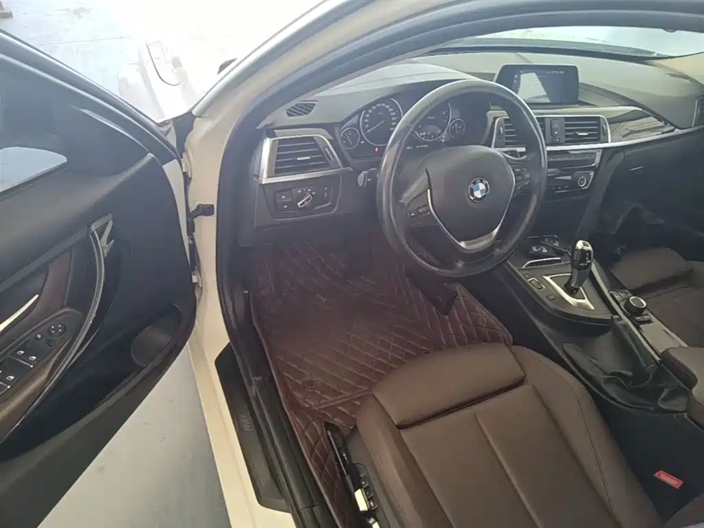 BMW 3 Series 2018 — фото 16