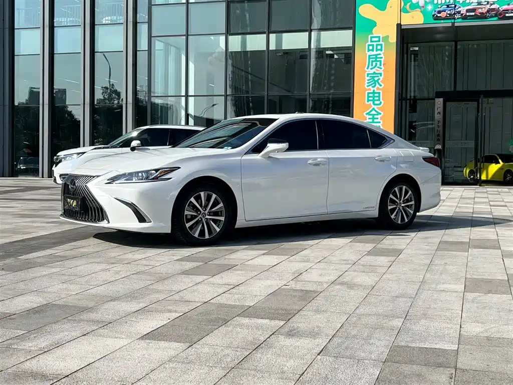 Lexus ES 2021 — фото 1