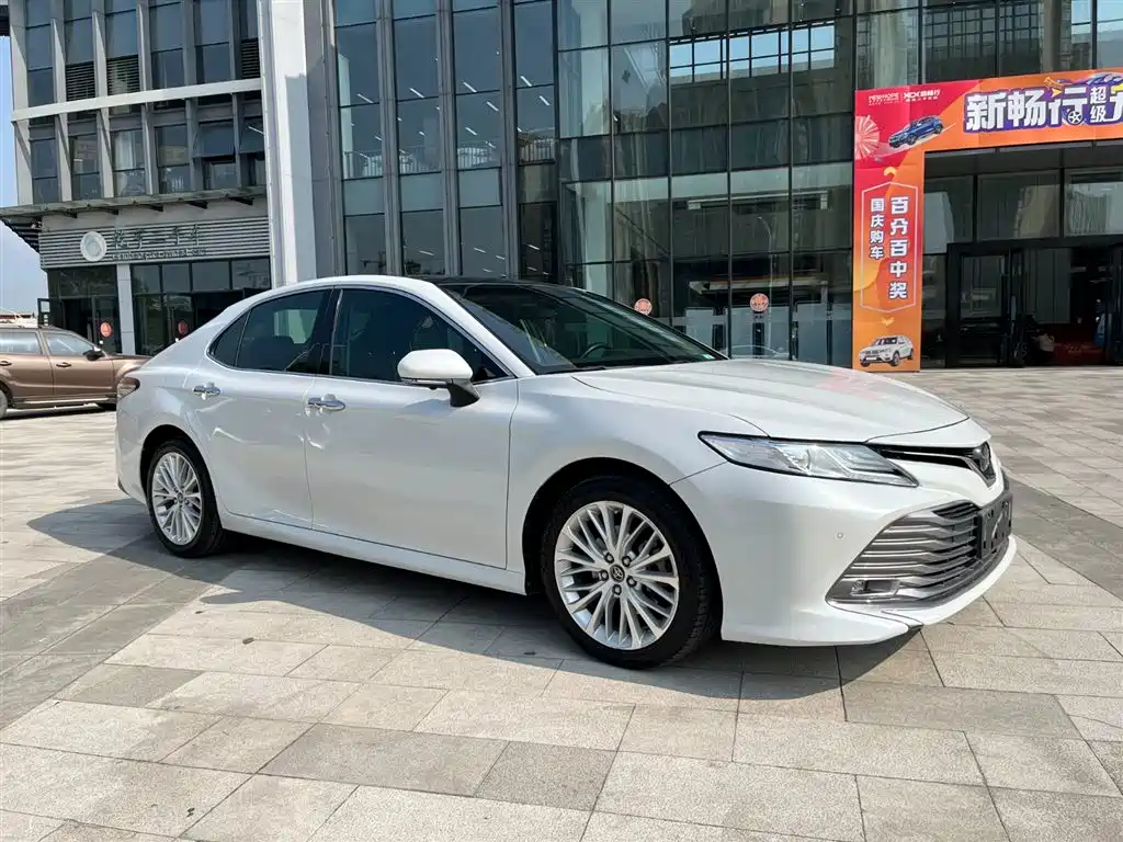 Toyota Camry 2018 — фото 2