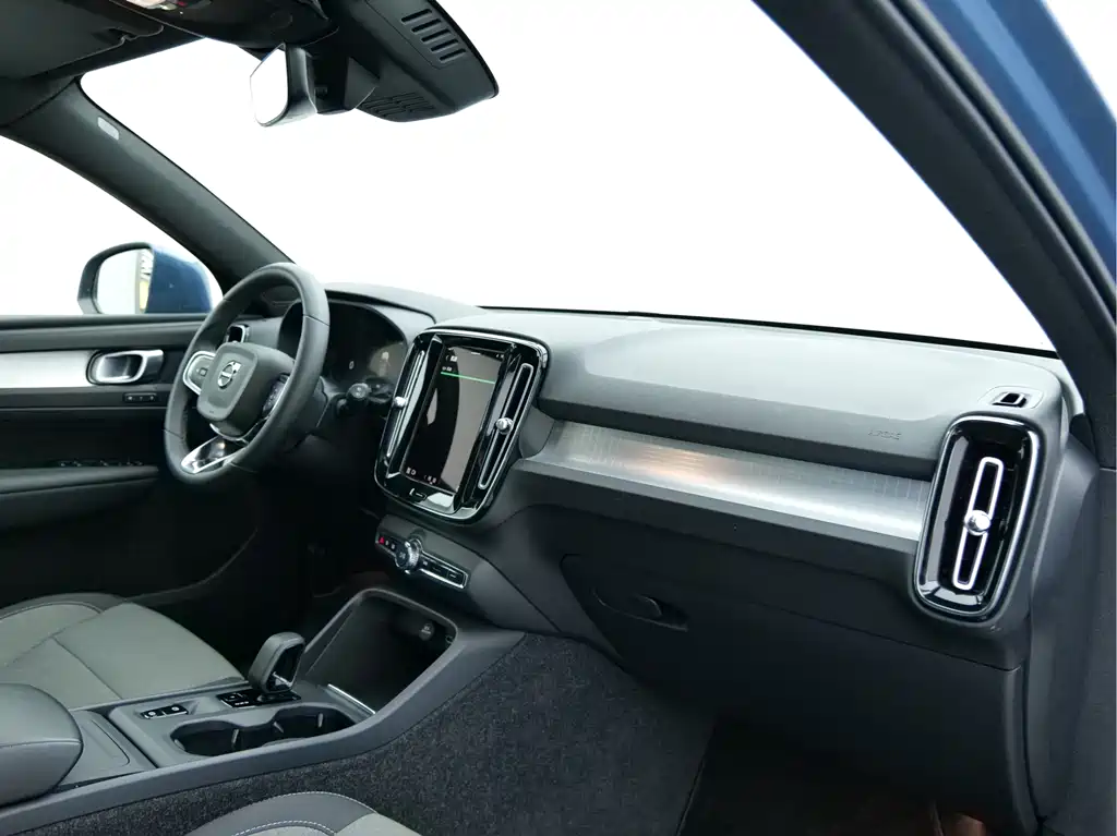 Volvo XC40 2023 — фото 20