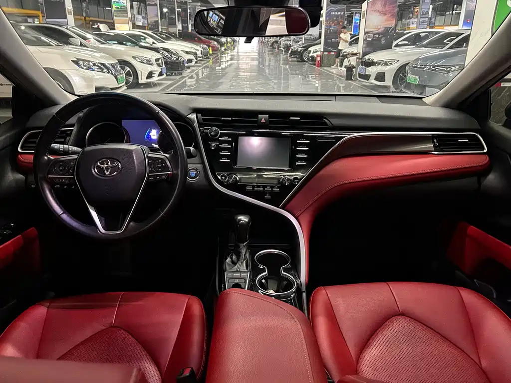 Toyota Camry 2018 — фото 12